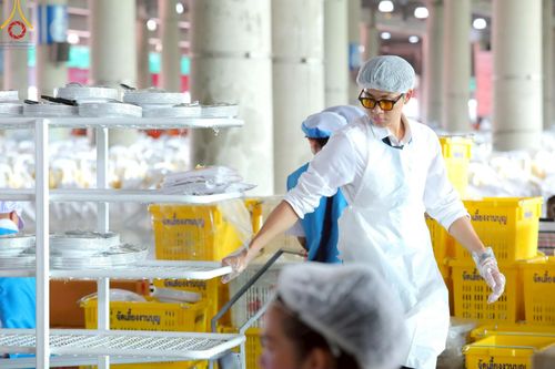 ภาพ No.220226:วันอังคารที่ 22 เมษายน พ.ศ. 2568 พิธีมอบปัจจัยช่วยเหลือครู 4 จังหวัดชายแดนภาคใต้ , พิธีกล่าวคำถวายอุปกรณ์ เพื่อเตรียมการต้อนรับคณะสงฆ์ฯ , พิธีกล่าวคำถวายภัตตาหารเป็นสังฆทาน , คณะสงฆ์ฉันภัตตาหารเพล  เนื่องในวันคุ้มครองโลก พิธีถวายมหาสังฆทานแด่คณะสงฆ์