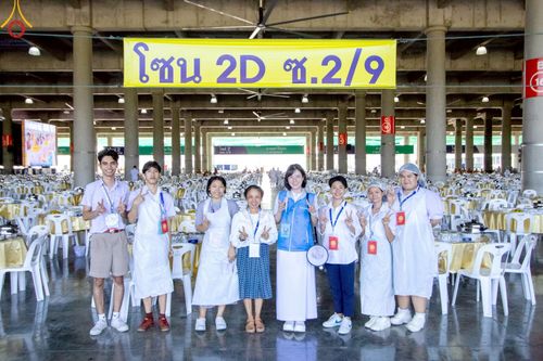 ภาพ No.220231:วันอังคารที่ 22 เมษายน พ.ศ. 2568 พิธีมอบปัจจัยช่วยเหลือครู 4 จังหวัดชายแดนภาคใต้ , พิธีกล่าวคำถวายอุปกรณ์ เพื่อเตรียมการต้อนรับคณะสงฆ์ฯ , พิธีกล่าวคำถวายภัตตาหารเป็นสังฆทาน , คณะสงฆ์ฉันภัตตาหารเพล  เนื่องในวันคุ้มครองโลก พิธีถวายมหาสังฆทานแด่คณะสงฆ์