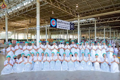 ภาพ No.220236:วันอังคารที่ 22 เมษายน พ.ศ. 2568 พิธีมอบปัจจัยช่วยเหลือครู 4 จังหวัดชายแดนภาคใต้ , พิธีกล่าวคำถวายอุปกรณ์ เพื่อเตรียมการต้อนรับคณะสงฆ์ฯ , พิธีกล่าวคำถวายภัตตาหารเป็นสังฆทาน , คณะสงฆ์ฉันภัตตาหารเพล  เนื่องในวันคุ้มครองโลก พิธีถวายมหาสังฆทานแด่คณะสงฆ์