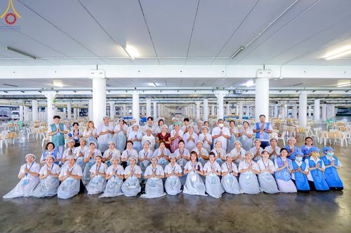 ภาพ No.220240:วันอังคารที่ 22 เมษายน พ.ศ. 2568 พิธีมอบปัจจัยช่วยเหลือครู 4 จังหวัดชายแดนภาคใต้ , พิธีกล่าวคำถวายอุปกรณ์ เพื่อเตรียมการต้อนรับคณะสงฆ์ฯ , พิธีกล่าวคำถวายภัตตาหารเป็นสังฆทาน , คณะสงฆ์ฉันภัตตาหารเพล  เนื่องในวันคุ้มครองโลก พิธีถวายมหาสังฆทานแด่คณะสงฆ์