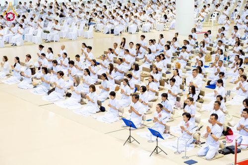 ภาพ No.223501:วันวิสาขบูชา วันอาทิตย์ที่ 11 พฤษภาคม พ.ศ. 2568 พิธีตักบาตร และปฎิบัติธรรม ณ สภาธรรมกายสากล วัดพระธรรมกาย