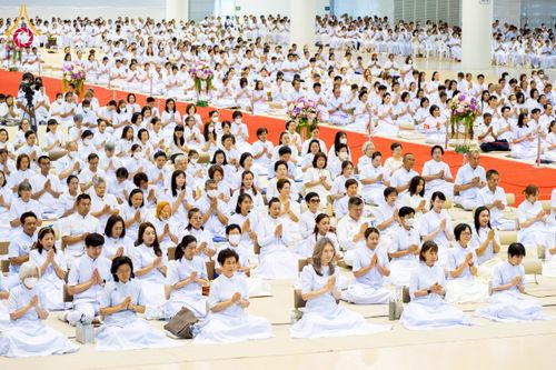 ภาพ No.223502:วันวิสาขบูชา วันอาทิตย์ที่ 11 พฤษภาคม พ.ศ. 2568 พิธีตักบาตร และปฎิบัติธรรม ณ สภาธรรมกายสากล วัดพระธรรมกาย