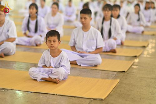 ภาพ No.223504:วันวิสาขบูชา วันอาทิตย์ที่ 11 พฤษภาคม พ.ศ. 2568 พิธีตักบาตร และปฎิบัติธรรม ณ สภาธรรมกายสากล วัดพระธรรมกาย