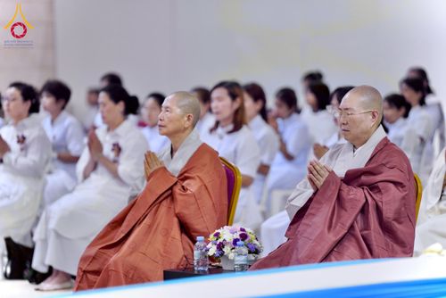 ภาพ No.223514:วันวิสาขบูชา วันอาทิตย์ที่ 11 พฤษภาคม พ.ศ. 2568 พิธีตักบาตร และปฎิบัติธรรม ณ สภาธรรมกายสากล วัดพระธรรมกาย