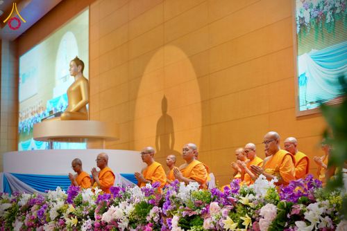 ภาพ No.223516:วันวิสาขบูชา วันอาทิตย์ที่ 11 พฤษภาคม พ.ศ. 2568 พิธีตักบาตร และปฎิบัติธรรม ณ สภาธรรมกายสากล วัดพระธรรมกาย