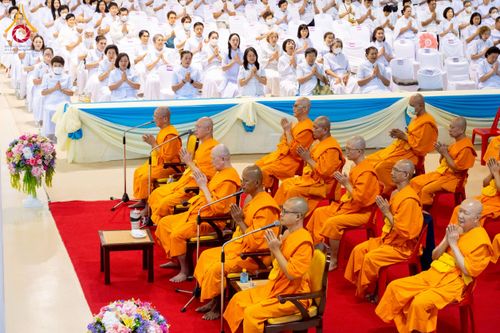 ภาพ No.223517:วันวิสาขบูชา วันอาทิตย์ที่ 11 พฤษภาคม พ.ศ. 2568 พิธีตักบาตร และปฎิบัติธรรม ณ สภาธรรมกายสากล วัดพระธรรมกาย