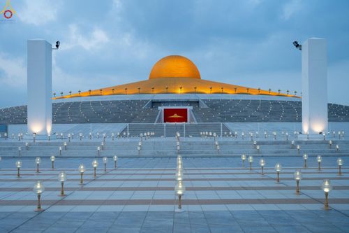 ภาพ No.225510:วันวิสาขบูชา วันอาทิตย์ที่ 11 พฤษภาคม พ.ศ. 2568 พิธีจุดวิสาขประทีป ,  พิธีเวียนประทักษิณรอบพระมหาธรรมกายเจดีย์ , พิธีฉลองชัยสวดมนต์บทธัมมจักกัปปวัตตนสูตร ครบ 7,357,000,000 จบ ณ มหารัตนวิหารคด วัดพระธรรมกาย