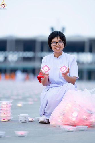 ภาพ No.225511:วันวิสาขบูชา วันอาทิตย์ที่ 11 พฤษภาคม พ.ศ. 2568 พิธีจุดวิสาขประทีป ,  พิธีเวียนประทักษิณรอบพระมหาธรรมกายเจดีย์ , พิธีฉลองชัยสวดมนต์บทธัมมจักกัปปวัตตนสูตร ครบ 7,357,000,000 จบ ณ มหารัตนวิหารคด วัดพระธรรมกาย