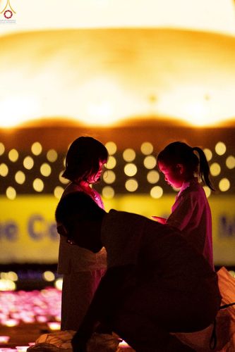 ภาพ No.225512:วันวิสาขบูชา วันอาทิตย์ที่ 11 พฤษภาคม พ.ศ. 2568 พิธีจุดวิสาขประทีป ,  พิธีเวียนประทักษิณรอบพระมหาธรรมกายเจดีย์ , พิธีฉลองชัยสวดมนต์บทธัมมจักกัปปวัตตนสูตร ครบ 7,357,000,000 จบ ณ มหารัตนวิหารคด วัดพระธรรมกาย