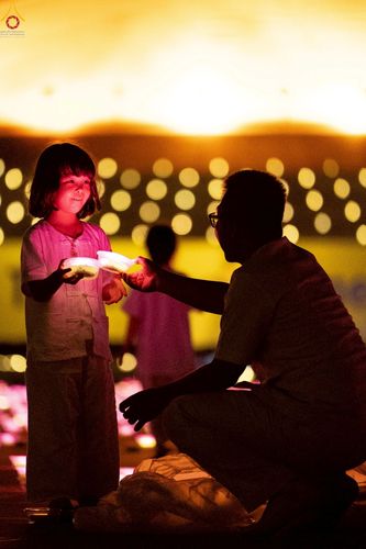 ภาพ No.225514:วันวิสาขบูชา วันอาทิตย์ที่ 11 พฤษภาคม พ.ศ. 2568 พิธีจุดวิสาขประทีป ,  พิธีเวียนประทักษิณรอบพระมหาธรรมกายเจดีย์ , พิธีฉลองชัยสวดมนต์บทธัมมจักกัปปวัตตนสูตร ครบ 7,357,000,000 จบ ณ มหารัตนวิหารคด วัดพระธรรมกาย