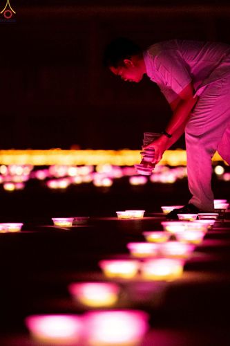 ภาพ No.225515:วันวิสาขบูชา วันอาทิตย์ที่ 11 พฤษภาคม พ.ศ. 2568 พิธีจุดวิสาขประทีป ,  พิธีเวียนประทักษิณรอบพระมหาธรรมกายเจดีย์ , พิธีฉลองชัยสวดมนต์บทธัมมจักกัปปวัตตนสูตร ครบ 7,357,000,000 จบ ณ มหารัตนวิหารคด วัดพระธรรมกาย