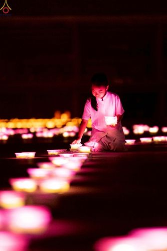 ภาพ No.225516:วันวิสาขบูชา วันอาทิตย์ที่ 11 พฤษภาคม พ.ศ. 2568 พิธีจุดวิสาขประทีป ,  พิธีเวียนประทักษิณรอบพระมหาธรรมกายเจดีย์ , พิธีฉลองชัยสวดมนต์บทธัมมจักกัปปวัตตนสูตร ครบ 7,357,000,000 จบ ณ มหารัตนวิหารคด วัดพระธรรมกาย