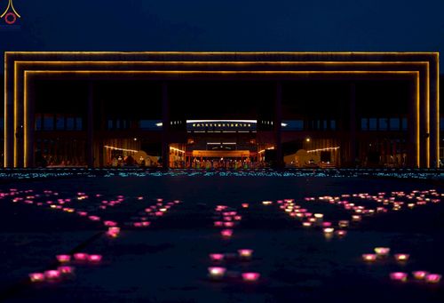 ภาพ No.225517:วันวิสาขบูชา วันอาทิตย์ที่ 11 พฤษภาคม พ.ศ. 2568 พิธีจุดวิสาขประทีป ,  พิธีเวียนประทักษิณรอบพระมหาธรรมกายเจดีย์ , พิธีฉลองชัยสวดมนต์บทธัมมจักกัปปวัตตนสูตร ครบ 7,357,000,000 จบ ณ มหารัตนวิหารคด วัดพระธรรมกาย