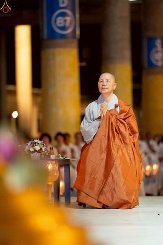 ภาพ No.225519:วันวิสาขบูชา วันอาทิตย์ที่ 11 พฤษภาคม พ.ศ. 2568 พิธีจุดวิสาขประทีป ,  พิธีเวียนประทักษิณรอบพระมหาธรรมกายเจดีย์ , พิธีฉลองชัยสวดมนต์บทธัมมจักกัปปวัตตนสูตร ครบ 7,357,000,000 จบ ณ มหารัตนวิหารคด วัดพระธรรมกาย