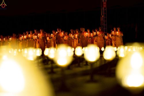 ภาพ No.225521:วันวิสาขบูชา วันอาทิตย์ที่ 11 พฤษภาคม พ.ศ. 2568 พิธีจุดวิสาขประทีป ,  พิธีเวียนประทักษิณรอบพระมหาธรรมกายเจดีย์ , พิธีฉลองชัยสวดมนต์บทธัมมจักกัปปวัตตนสูตร ครบ 7,357,000,000 จบ ณ มหารัตนวิหารคด วัดพระธรรมกาย