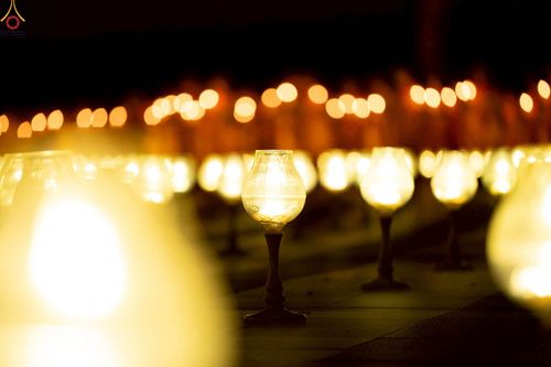 ภาพ No.225522:วันวิสาขบูชา วันอาทิตย์ที่ 11 พฤษภาคม พ.ศ. 2568 พิธีจุดวิสาขประทีป ,  พิธีเวียนประทักษิณรอบพระมหาธรรมกายเจดีย์ , พิธีฉลองชัยสวดมนต์บทธัมมจักกัปปวัตตนสูตร ครบ 7,357,000,000 จบ ณ มหารัตนวิหารคด วัดพระธรรมกาย