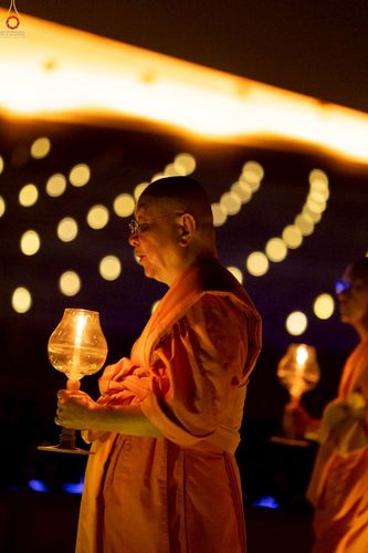 ภาพ No.225523:วันวิสาขบูชา วันอาทิตย์ที่ 11 พฤษภาคม พ.ศ. 2568 พิธีจุดวิสาขประทีป ,  พิธีเวียนประทักษิณรอบพระมหาธรรมกายเจดีย์ , พิธีฉลองชัยสวดมนต์บทธัมมจักกัปปวัตตนสูตร ครบ 7,357,000,000 จบ ณ มหารัตนวิหารคด วัดพระธรรมกาย