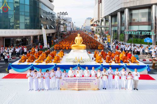 ภาพ No.343176:วันอาทิตย์ที่ 16 สิงหาคม พ.ศ.2569 พิธีตักบาตรพระ 10,000 รูป นานาชาติ ปีที่ 23 คณะสงฆ์ 4 ประเทศ 14 จังหวัดภาคใต้ น้อมถวายเป็นพุทธบูชา ทำบุญเพื่อแม่- พ่อ ณ ถนนนิพัทธ์อุทิศ 3 อ.หาดใหญ่ จ.สงขลา