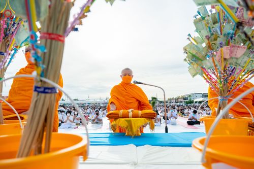 ภาพ No.49632:ประมวลภาพพิธีตักบาตรพระสงฆ์ 1,091 รูป เนื่องในวันแม่แห่งชาติ ณ ตลาดจัมโบ้ ชุดที่ 2