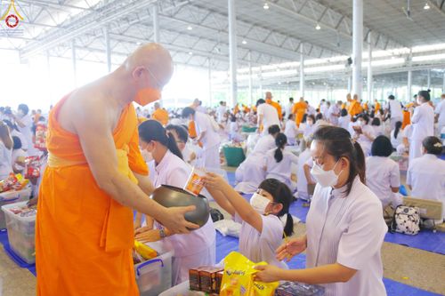 ภาพ No.82986:พิธีตักบาตร ณ บ้านแก้วเรือนทองคุณยายอาจารย์ฯ พิธีบูชาข้าวพระ ณ สภาธรรมกายสากล วัดพระธรรมกาย ในวันอาทิตย์ต้นเดือนที่ 2 ก.ค. พ.ศ.2566