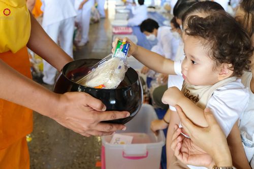 ภาพ No.81516:พิธีตักบาตร ข้าวสารอาหารแห้ง และพิธีบูชาข้าวพระ ณ สภาธรรมกายสากล วัดพระธรรมกาย วันเสาร์ที่ 3 มิถุนายน 2566