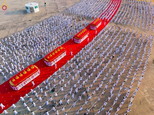 ภาพ No.79135:พิธีอัญเชิญองค์พระบรมพุทธเจ้า 24 องค์ เวียนประทักษิณรอบพระมหาธรรมกายเจดีย์ ณ วัดพระธรรมกาย  วันที่ 2 เมษายน พ.ศ. 2566