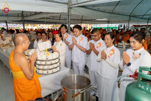 ภาพ No.290852:วันที่ 9 มกราคม พ.ศ. 2569 พิธีถวายภัตตาหารเป็นสังฆทาน แด่พระธรรมยาตรา ณ อนุสรณ์สถานคลองบางนางแท่น อ.สามพราน จ.นครปฐม ในโครงการธรรมยาตรา กตัญญูบูชา มหาปูชนียาจารย์ พระมงคลเทพมุนี(สด จนฺทสโร) พระผู้ปราบมาร อนุสรณ์สถาน 7 แห่ง ปีที่ 14