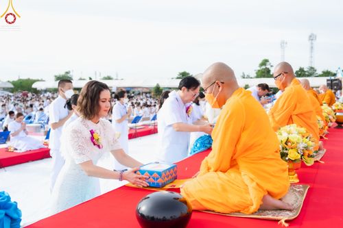 ภาพ No.49635:ประมวลภาพพิธีตักบาตรพระสงฆ์ 1,091 รูป เนื่องในวันแม่แห่งชาติ ณ ตลาดจัมโบ้ ชุดที่ 2