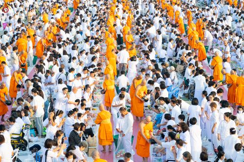 ภาพ No.279902:วันที่ 1 มกราคม พ.ศ.2569 พิธีตักบาตรในวันขึ้นปีใหม่ ณ ลานธรรม วัดพระธรรมกาย