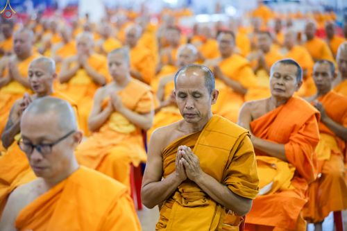 ภาพ No.311420:วันอาทิตย์ต้นเดือนที่ 1 มีนาคม พ.ศ.2569 พิธีตักบาตร และ พิธีบูชาข้าวพระ ณ สภาธรรมกายสากล วัดพระธรรมกาย