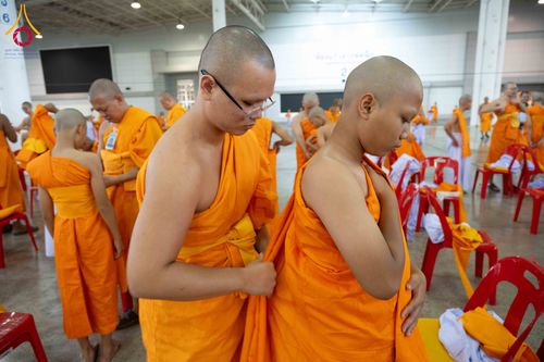 ภาพ No.319548:วันเสาร์ที่ 4 เมษายน พ.ศ.2569 พิธีขอขมา มอบผ้าไตร และถวายบาตรแด่นาคธรรมทายาท ในโครงการบรรพชาสามเณรฟื้นฟูพระพุทธศาสนาทั่วไทย โครงการหน่อแก้วเปรียญธรรม รุ่นที่ 14 โครงการสามเณรยุวธรรมทายาท รุ่นที่ 34 โครงการสามเณรมัชฌิมธรรมทายาท รุ่นที่ 30 ณ สภาธรรมกายสากล