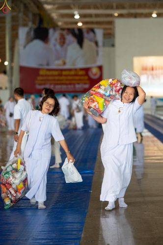 ภาพ No.318239:วันอาทิตย์ต้นเดือนที่ 5 เมษายน พ.ศ.2569 พิธีตักบาตร ณ บ้านแก้วเรือนทองคุณยายอาจารย์ฯ วัดพระธรรมกาย