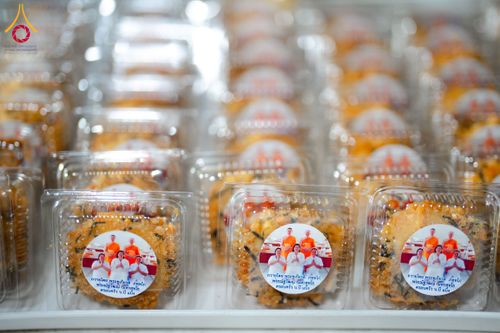 ภาพ No.288321:วันที่ 5 มกราคม พ.ศ. 2569 พิธีถวายภัตตาหารเป็นสังฆทาน แด่พระธรรมยาตรา ในโครงการธรรมยาตรา กตัญญูบูชา มหาปูชนียาจารย์ พระมงคลเทพมุนี(สด จนฺทสโร) พระผู้ปราบมาร อนุสรณ์สถาน 7 แห่ง ปีที่ 14 ณ อนุสรณ์สถานมหาวิหารพระมงคลเทพมุนี (โลตัสแลนด์) อ.สองพี่น้อง จ.สุพรร