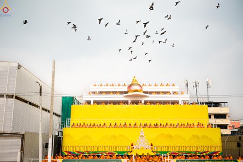 ภาพ No.300022:วันที่ 22 มกราคม พ.ศ.2569 พระธรรมยาตราปฏิบัติธรรม และถ่ายภาพหมู่ประวัติศาสตร์ ณ อาคารธรรมยาตรา กตัญญูบูชามหาปูชนียาจารย์  ตรงข้ามวัดปากน้ำภาษีเจริญ จ.กรุงเทพมหานคร ในโครงการธรรมยาตรา กตัญญูบูชา มหาปูชนียาจารย์ พระมงคลเทพมุนี(สด จนฺทสโร) พระผู้ปราบมาร อนุ