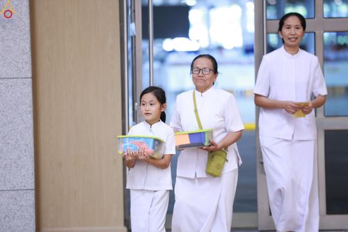 ภาพ No.280501:วันที่ 28 ธันวาคม พ.ศ.2568 พิธีถวายอุปกรณ์ทำความสะอาด ณ ห้องแก้วสารพัดนึก วัดพระธรรมกาย