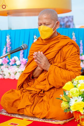 ภาพ No.49638:ประมวลภาพพิธีตักบาตรพระสงฆ์ 1,091 รูป เนื่องในวันแม่แห่งชาติ ณ ตลาดจัมโบ้ ชุดที่ 2