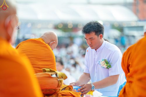 ภาพ No.49639:ประมวลภาพพิธีตักบาตรพระสงฆ์ 1,091 รูป เนื่องในวันแม่แห่งชาติ ณ ตลาดจัมโบ้ ชุดที่ 2
