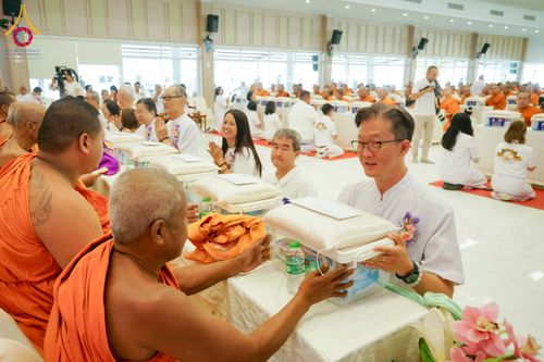 ภาพ No.313773:วันเสาร์ที่ 14 มีนาคม พ.ศ. 2569 พิธีตักบาตรแด่คณะสงฆ์ 323 วัด 4 จังหวัดชายแดนภาคใต้ พิธีถวายสังฆทานแด่คณะสงฆ์ 323 วัด ปีที่ 22 ครั้งที่ 183 พิธีมอบกองทุนหนุนแรงใจช่วยครูใต้ ปีที่ 19 ครั้งที่ 146 และพิธีทำบุญอุทิศส่วนกุศลให้ผู้วายชนม์ ณ ศูนย์ปฏิบัติธรรมภา