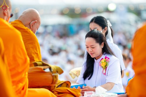 ภาพ No.49641:ประมวลภาพพิธีตักบาตรพระสงฆ์ 1,091 รูป เนื่องในวันแม่แห่งชาติ ณ ตลาดจัมโบ้ ชุดที่ 2