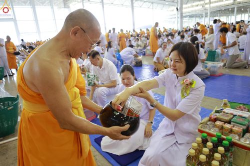 ภาพ No.318181:วันอาทิตย์ต้นเดือนที่ 5 เมษายน พ.ศ.2569 พิธีตักบาตร ณ บ้านแก้วเรือนทองคุณยายอาจารย์ฯ วัดพระธรรมกาย