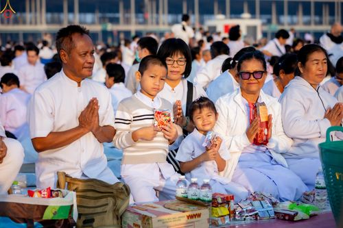 ภาพ No.279842:วันที่ 1 มกราคม พ.ศ.2569 พิธีตักบาตรในวันขึ้นปีใหม่ ณ ลานธรรม วัดพระธรรมกาย