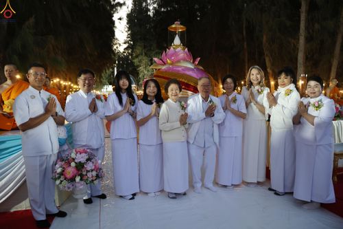 ภาพ No.289157:วันที่ 7 มกราคม พ.ศ. 2569 พิธีตักบาตรพระธรรมยาตรา ณ อนุสรณ์สถานลำดับที่ 1 สถานที่เกิดด้วยรูปกายเนื้อ อนุสรณ์สถานมหาวิหารพระมงคลเทพมุนี (โลตัสแลนด์) อ.สองพี่น้อง จ.สุพรรณบุรี ในโครงการธรรมยาตรา กตัญญูบูชา มหาปูชนียาจารย์ พระมงคลเทพมุนี(สด จนฺทสโร) พระผู้ป