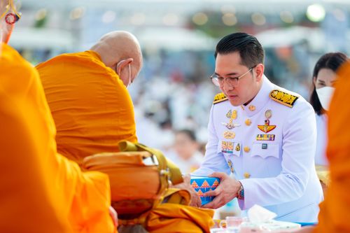 ภาพ No.49642:ประมวลภาพพิธีตักบาตรพระสงฆ์ 1,091 รูป เนื่องในวันแม่แห่งชาติ ณ ตลาดจัมโบ้ ชุดที่ 2