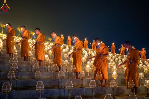 ภาพ No.90280:พิธีจุดประทีป 20,000 ดวง บูชาพระมหาธรรมกายเจดีย์ และบูชาพระมงคลเทพมุนี(สด จนฺทสโร) พระผู้ปราบมาร วันอังคารที่ 10 ตุลาคม พ.ศ. 2566 ณ ลานธรรมพระมหาธรรมกายเจดีย์ วัดพระธรรมกาย จ.ปทุมธานี