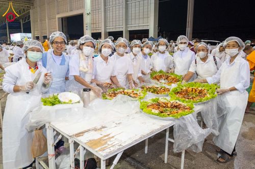 ภาพ No.303029:วันที่ 26 มกราคม พ.ศ. 2569 พิธีถวายภัตตาหารเป็นสังฆทาน แด่พระธรรมยาตรา ณ วัดพระธรรมกาย  จังหวัดปทุมธานี ในโครงการธรรมยาตรา กตัญญูบูชา มหาปูชนียาจารย์ พระมงคลเทพมุนี(สด จนฺทสโร) พระผู้ปราบมาร อนุสรณ์สถาน 7 แห่ง ปีที่ 14