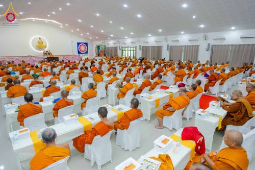 พระภิกษุสงฆ์จำนวนมากนั่งฟังการสัมมนาภายในหอประชุมขนาดใหญ่