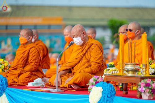 ภาพ No.49640:ประมวลภาพพิธีตักบาตรพระสงฆ์ 1,091 รูป เนื่องในวันแม่แห่งชาติ ณ ตลาดจัมโบ้ ชุดที่ 2