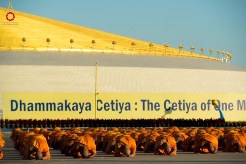 ภาพ No.285303:วันจันทร์ที่ 15 ธันวาคม พ.ศ.2568  บันทึกภาพหมู่ประวัติศาสตร์ โครงการบรรพชาอุปสมบทหมู่  รุ่นบูชาธรรมมหาปูชนียาจารย์ ประจำปี 2568 ณ ลานธรรมมหาธรรมกายเจดีย์ วัดพระธรรมกาย