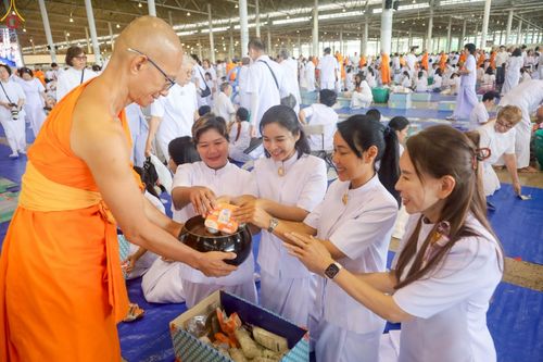 ภาพ No.263954:วันอาทิตย์ที่ 2 พฤศจิกายน พ.ศ. 2568 พิธีตักบาตรอาทิตย์ต้นเดือน ณ บ้านแก้วเรือนทองคุณยายฯ วัดพระธรรมกาย