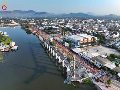 ภาพ No.101905:ตักบาตรพระ 10,000 รูป เติมบุญให้แผ่นดิน เนื่องในโอกาส 192 ปี จังหวัดกาญจนบุรี หนึ่งในโครงการตักบาตรพระ 2,000,000 รูป  77 จังหวัดทุกวัดทั่วไทย วันจันทร์ที่ 11 ธันวาคม พ.ศ. 2566 บริเวณถนนสองแคว (SKY WALK) เมืองกาญจนบุรี